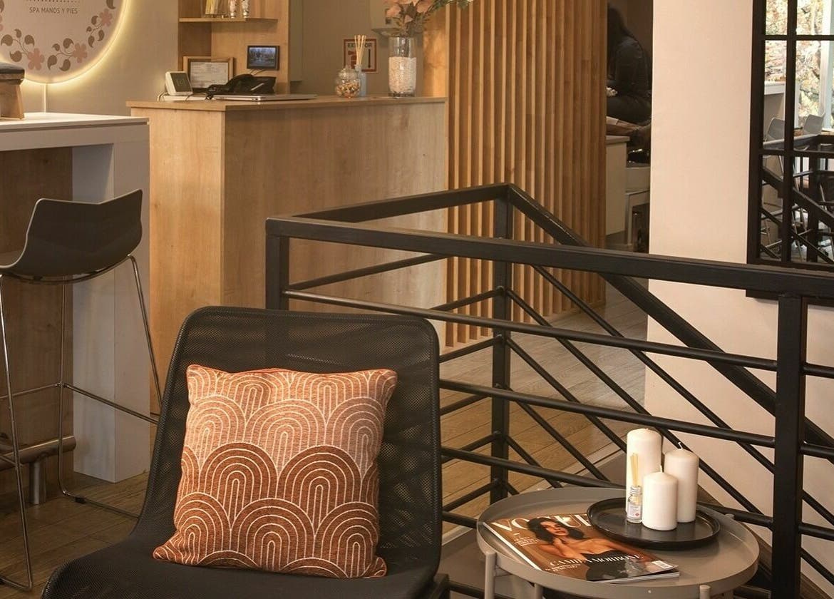 Acogedor rincón en Nails Bar, Santiago, Región Metropolitana, CL con decoración elegante y revistas de moda.