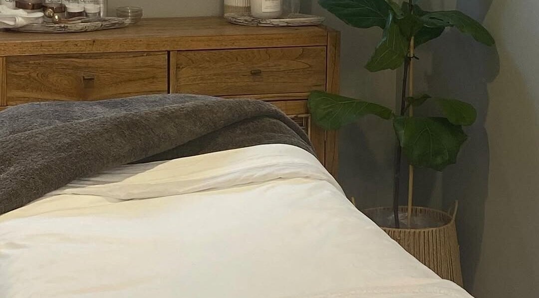 Cozy spa bed at Tonic Beauté in Auckland, NZ, offering ultimate relaxation and wellness.