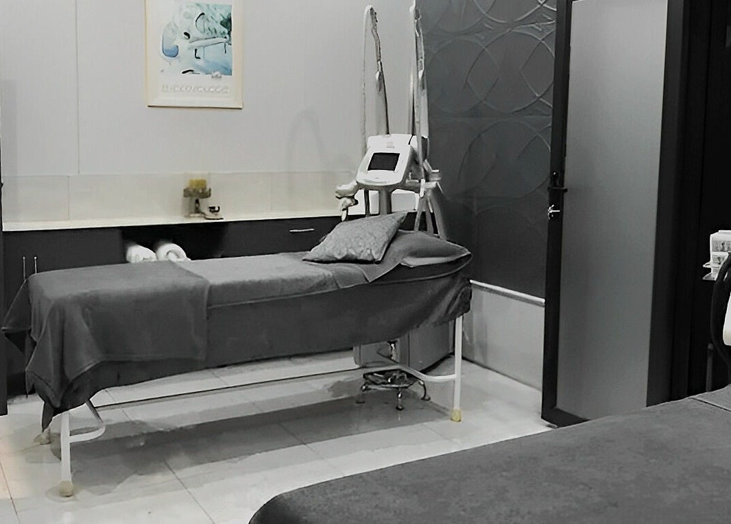 Elegant treatment room at I Lipo Lab Modimall, Modimolle, Limpopo, ZA featuring modern wellness equipment.