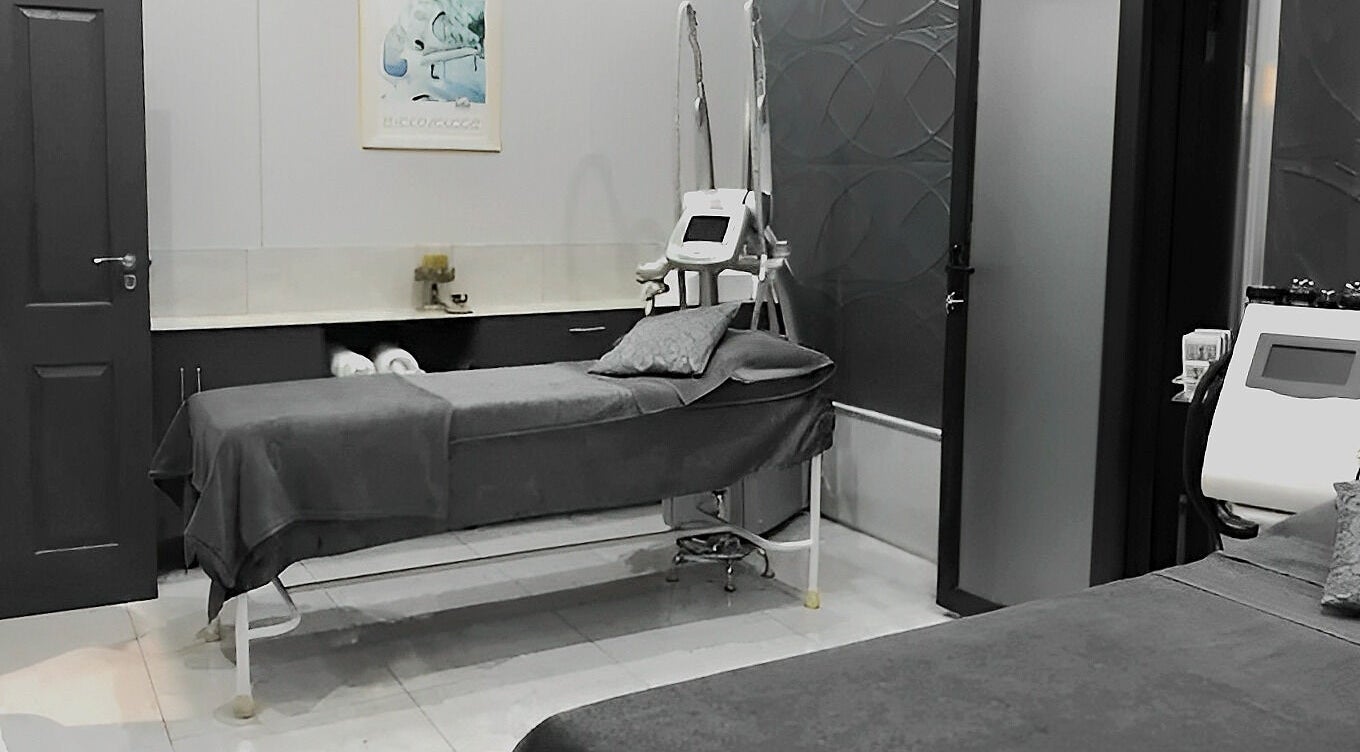 Elegant treatment room at I Lipo Lab Modimall, Modimolle, Limpopo, ZA featuring modern wellness equipment.