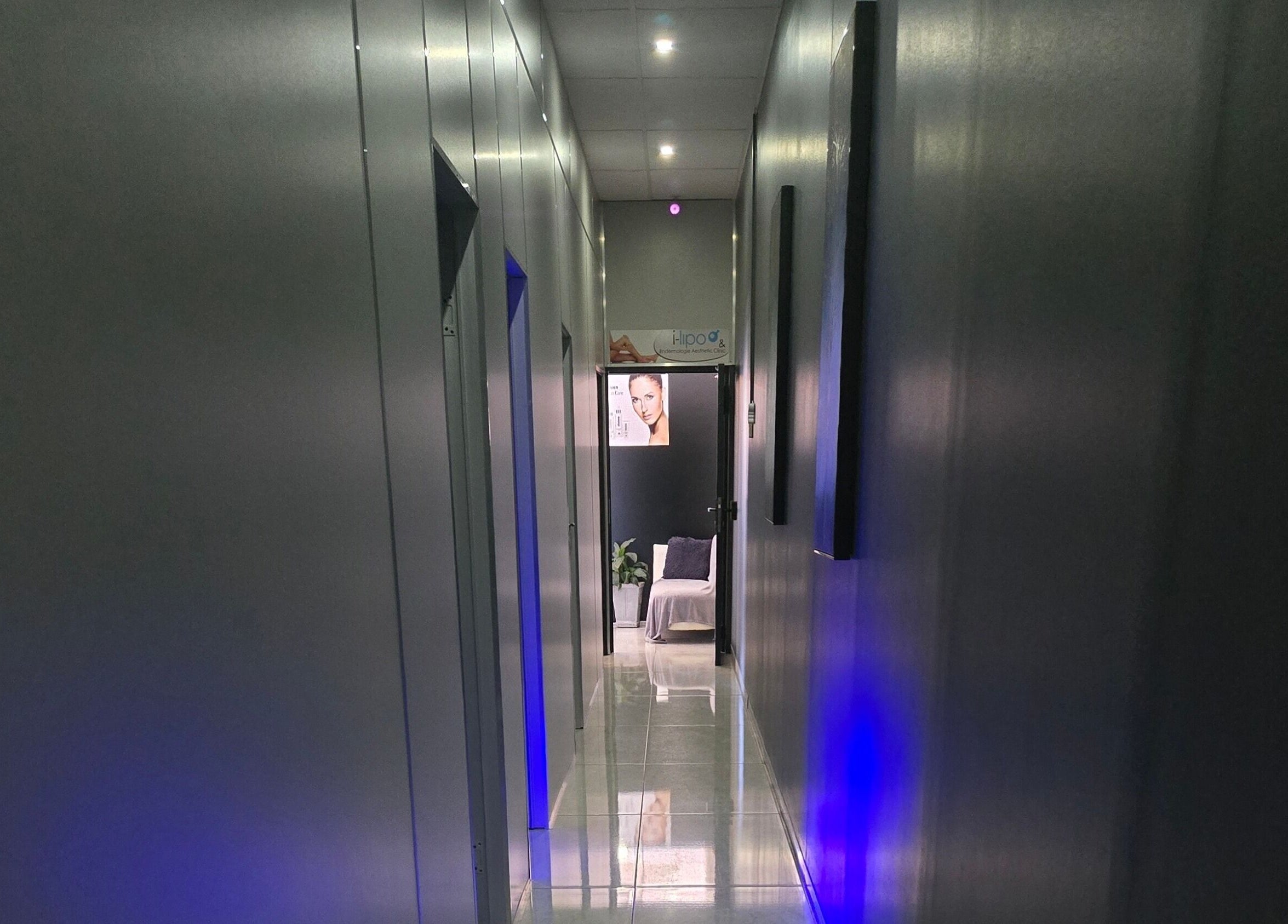 I Lipo Lab Modimall hallway with sleek design, located in Modimolle, Limpopo, ZA.