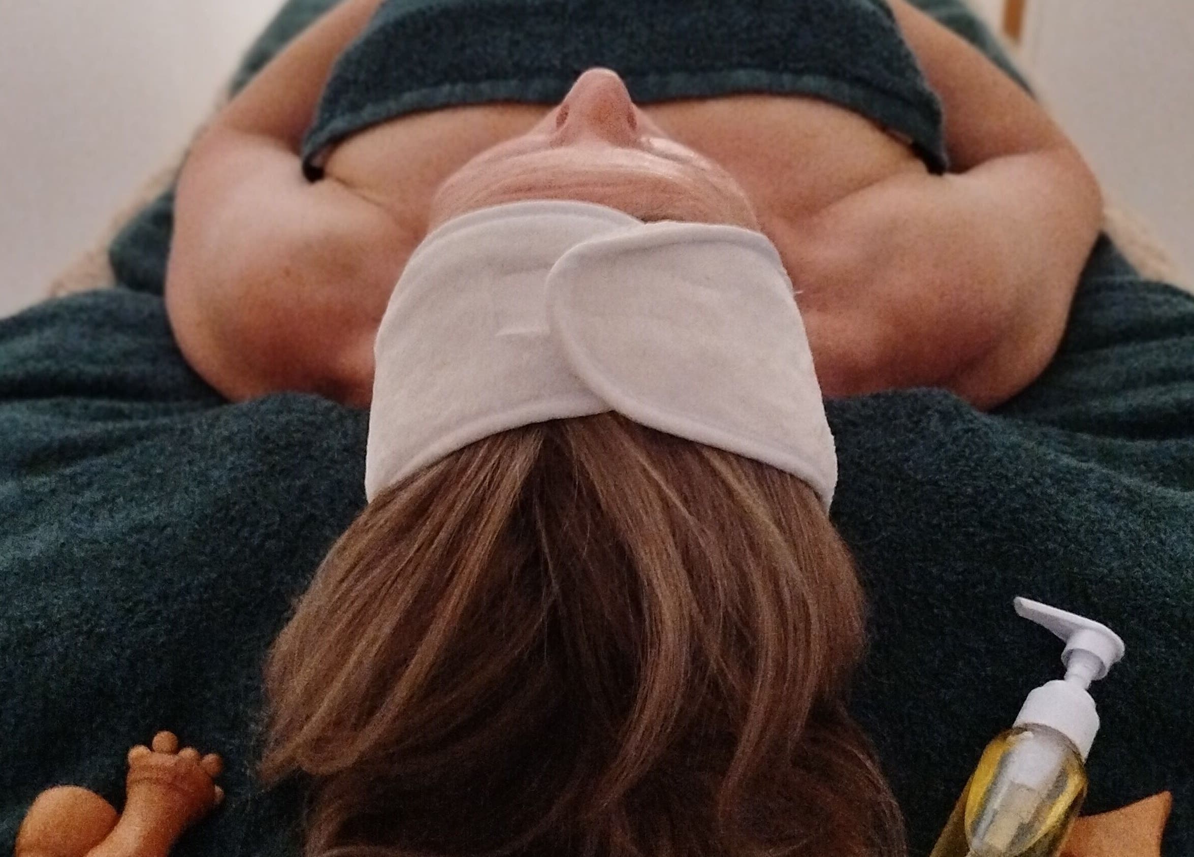 Femme détendue chez LMC le moment cocooning à domicile, Vair-sur-loire, Pays De La Loire, FR.