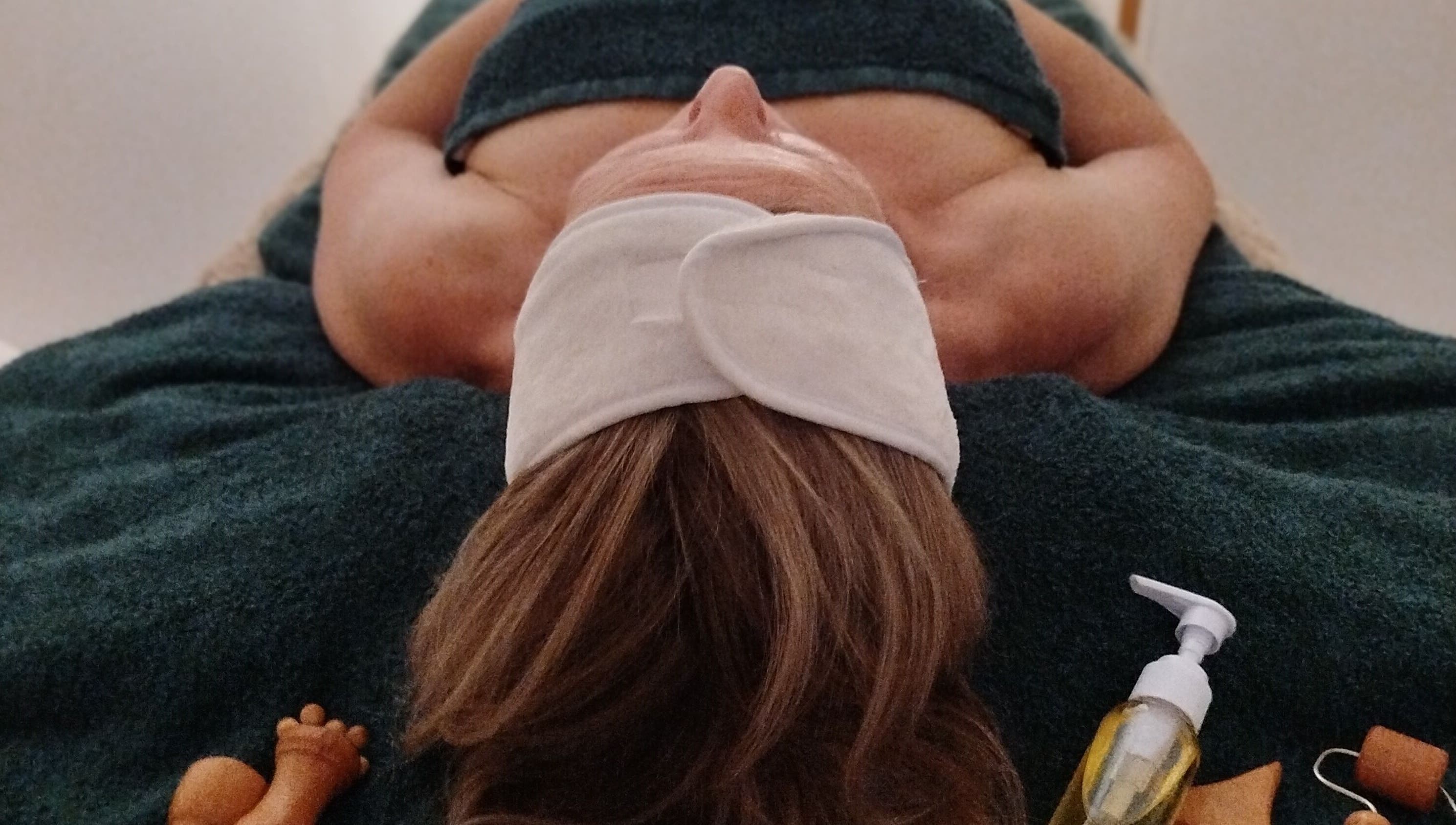 Femme en soin relaxant chez LMC Le Moment Cocooning, Vair-sur-loire, Pays De La Loire, FR.