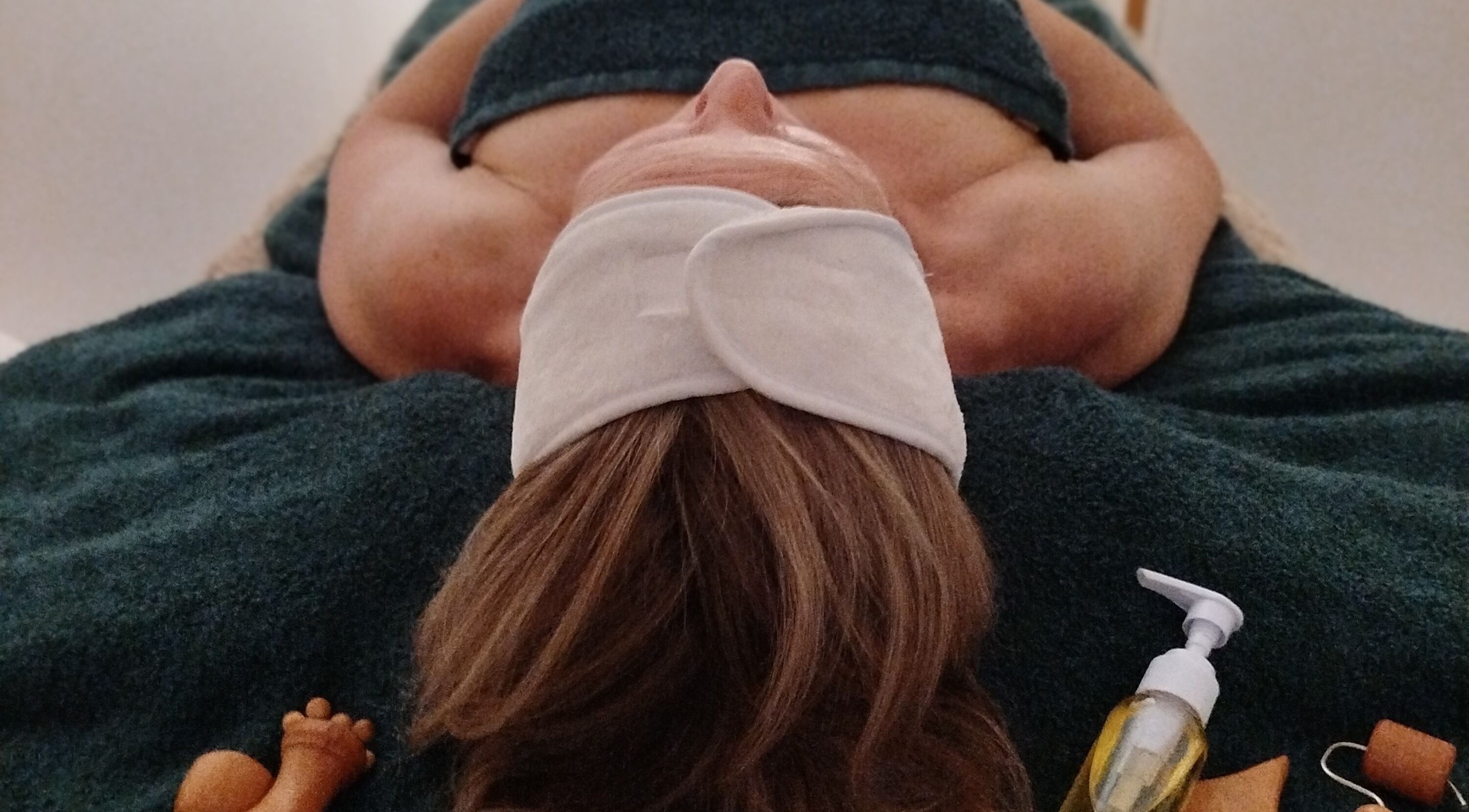 Femme en soin relaxant chez LMC Le Moment Cocooning, Vair-sur-loire, Pays De La Loire, FR.