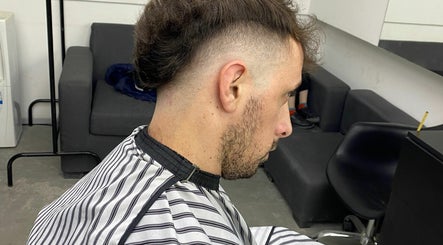 Infamus barber image 3