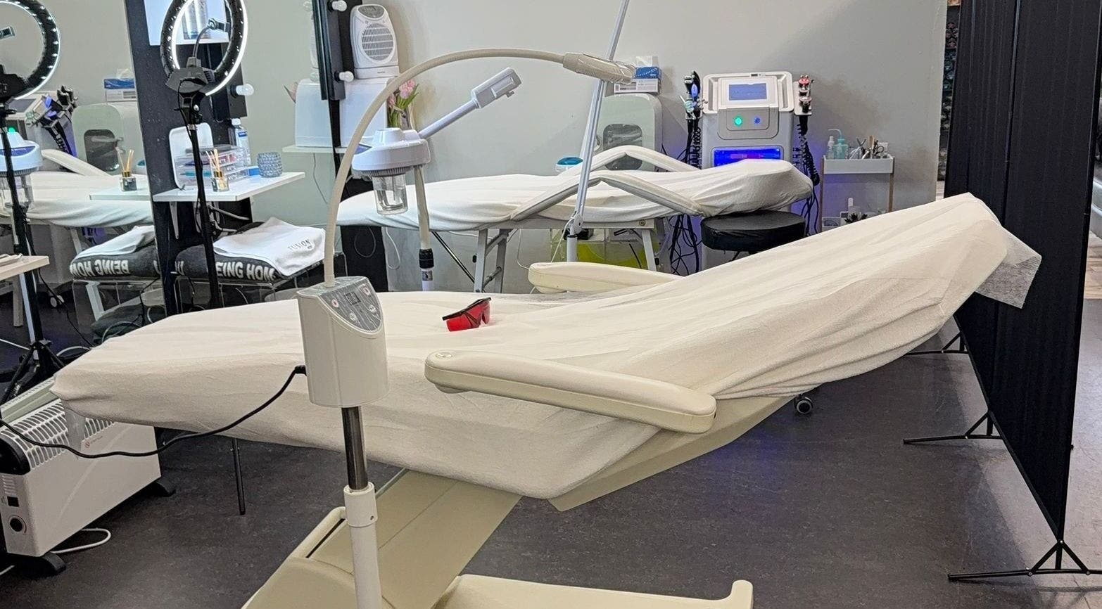 Interieur van Nil Beauty in Rotterdam, Zuid-holland, NL met moderne wellnessapparatuur.