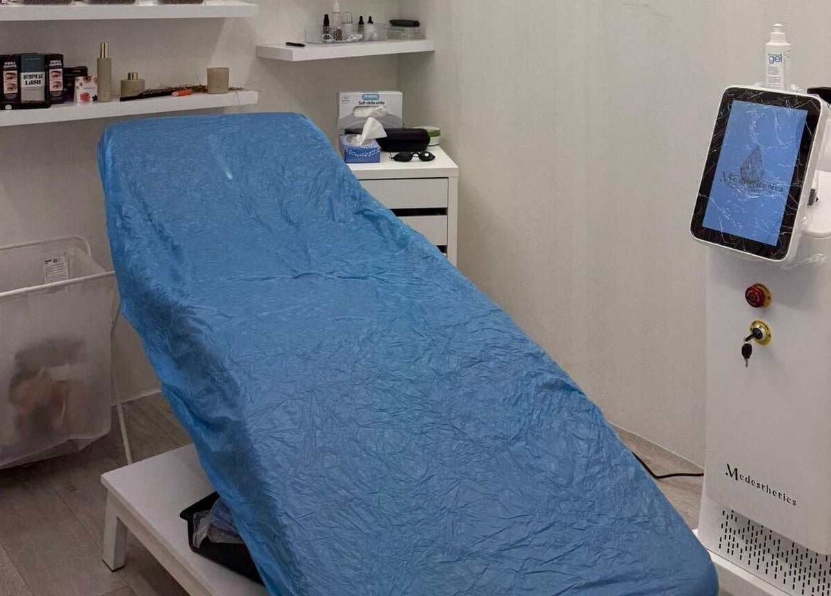 Behandeltafel en apparatuur bij Nil Beauty in Rotterdam, Zuid-Holland, NL voor zorg en ontspanning.