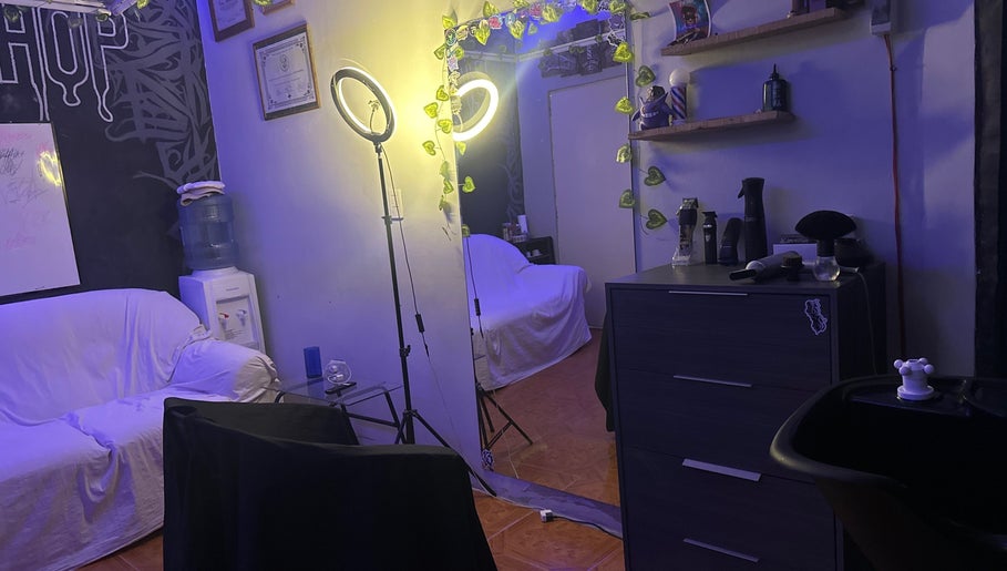 Área acogedora del B3M Studio en Guernica, Provincia De Buenos Aires, AR con espejo y decoración moderna.