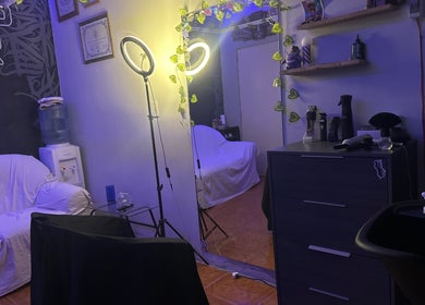 Área acogedora del B3M Studio en Guernica, Provincia De Buenos Aires, AR con espejo y decoración moderna.