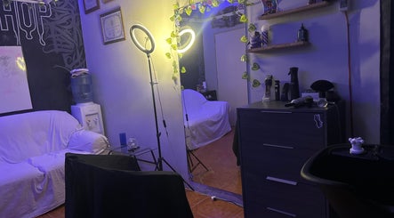 Área acogedora del B3M Studio en Guernica, Provincia De Buenos Aires, AR con espejo y decoración moderna.