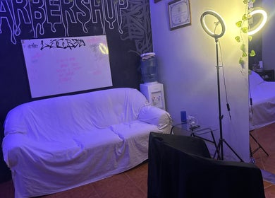 Sala de espera iluminada en B3M Studio, Guernica, Provincia De Buenos Aires, AR.