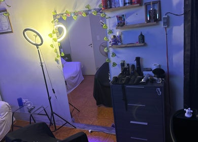 Interior acogedor del B3M Studio en Guernica, Provincia De Buenos Aires, AR, con iluminación vibrante y decoraciones.