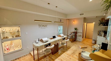 Tonic Nails