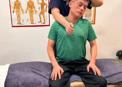 Therapist at RoyalwayTCM 御道中医, Singapore, SG performs a traditional neck massage.