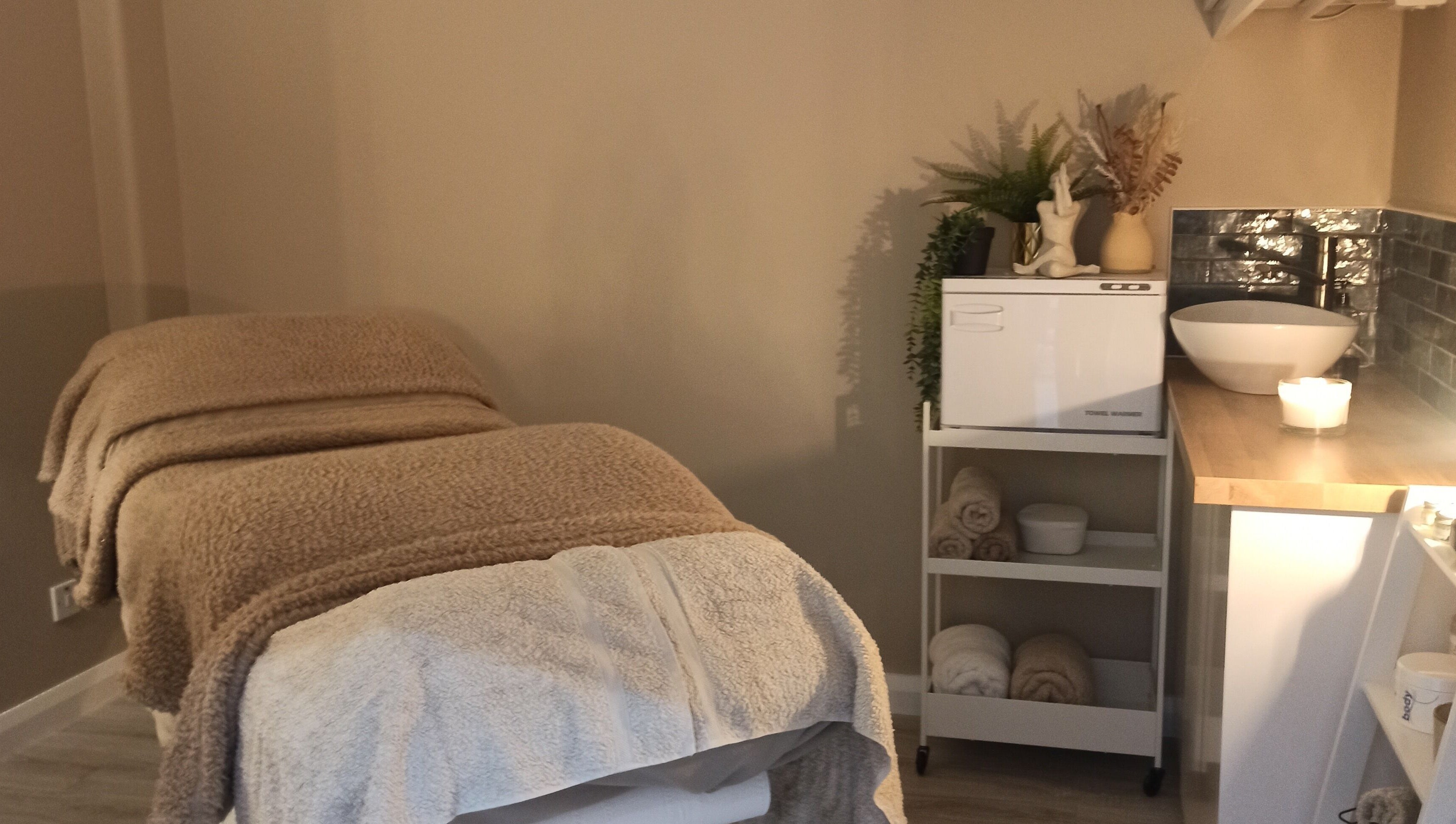 Relaxing treatment room at Kalea Holistic Therapies, Omagh, Northern Ireland, GB, with massage table and calming decor.