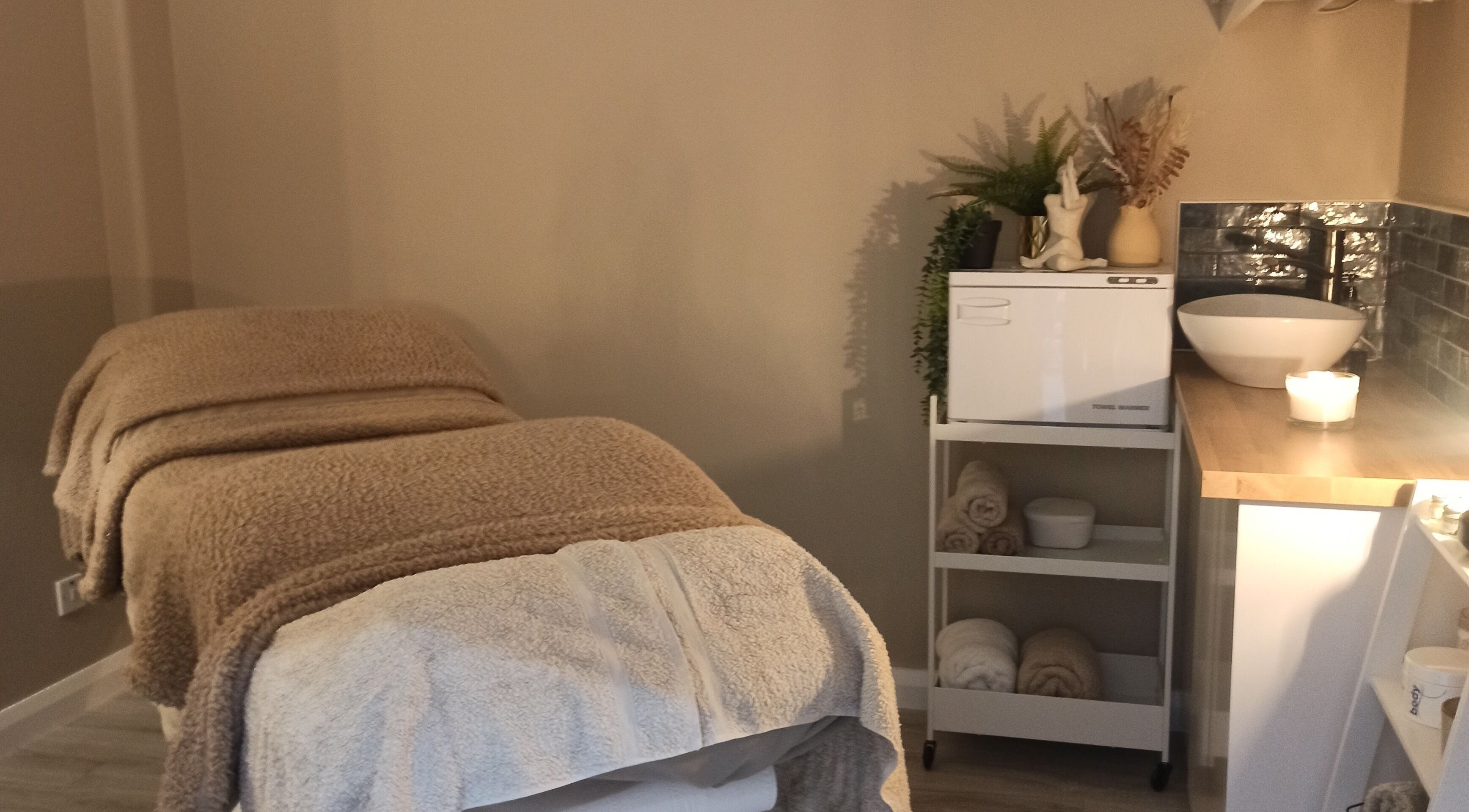Relaxing treatment room at Kalea Holistic Therapies, Omagh, Northern Ireland, GB, with massage table and calming decor.