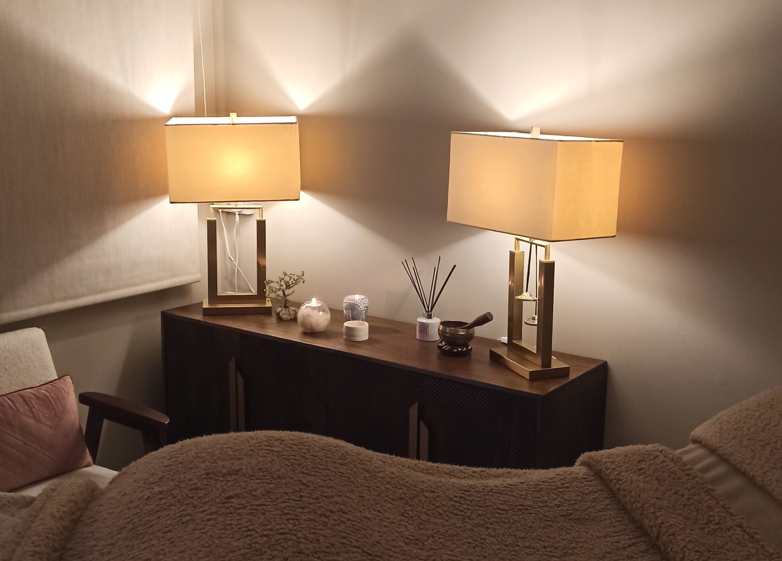 Cozy therapy room at Kalea Holistic Therapies, Omagh, Northern Ireland, GB with soft lighting and comfortable seating.