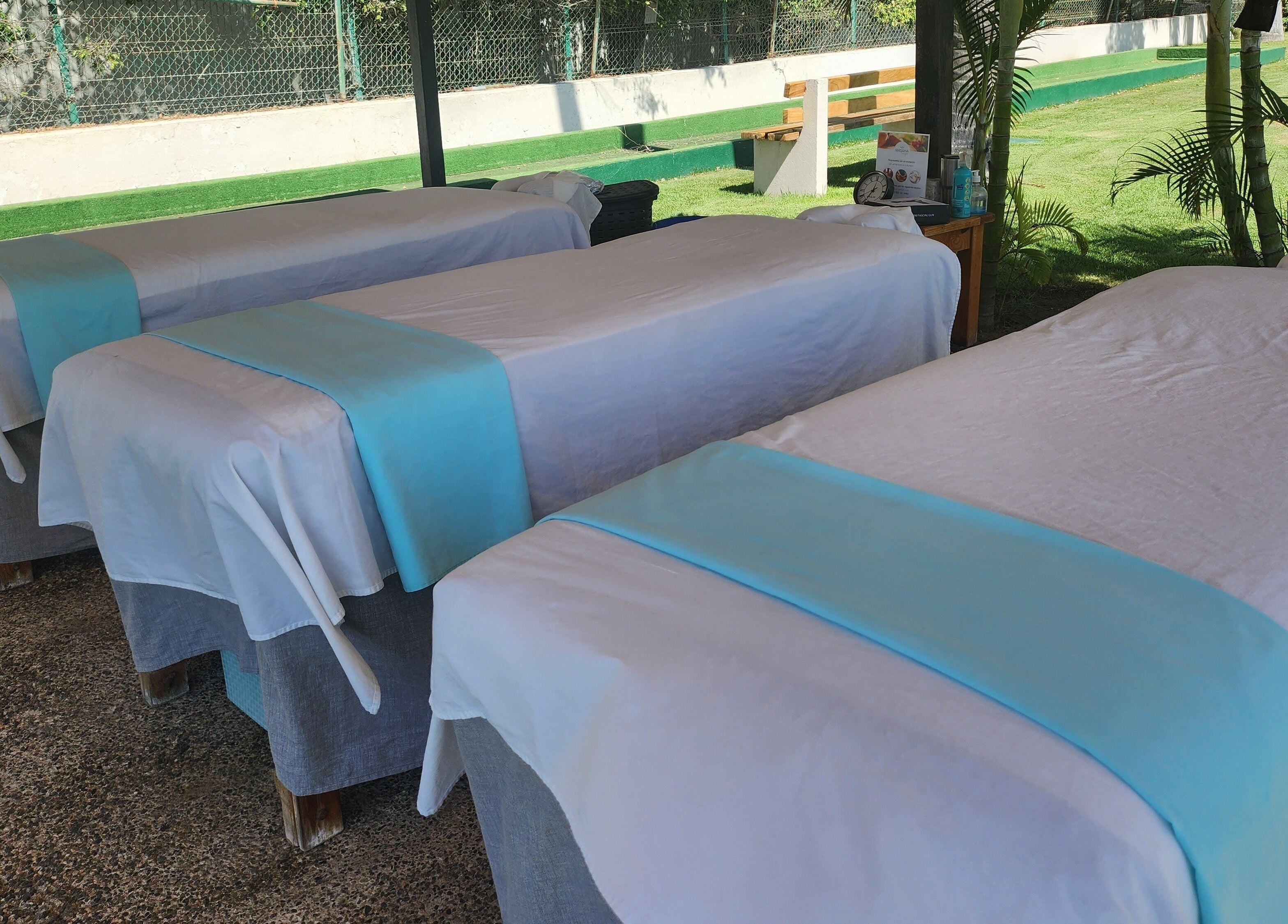 Camas de masaje al aire libre en Masaha Marina Fiesta, Bahia de Banderas, Nayarit, MX.