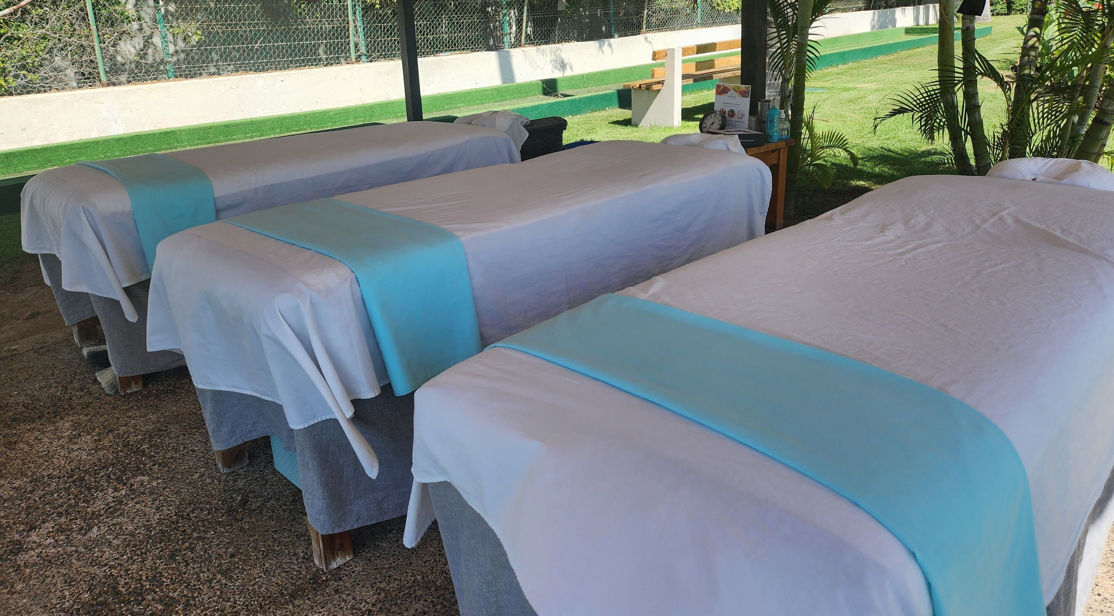 Camas de masaje al aire libre en Masaha Marina Fiesta, Bahia de Banderas, Nayarit, MX.