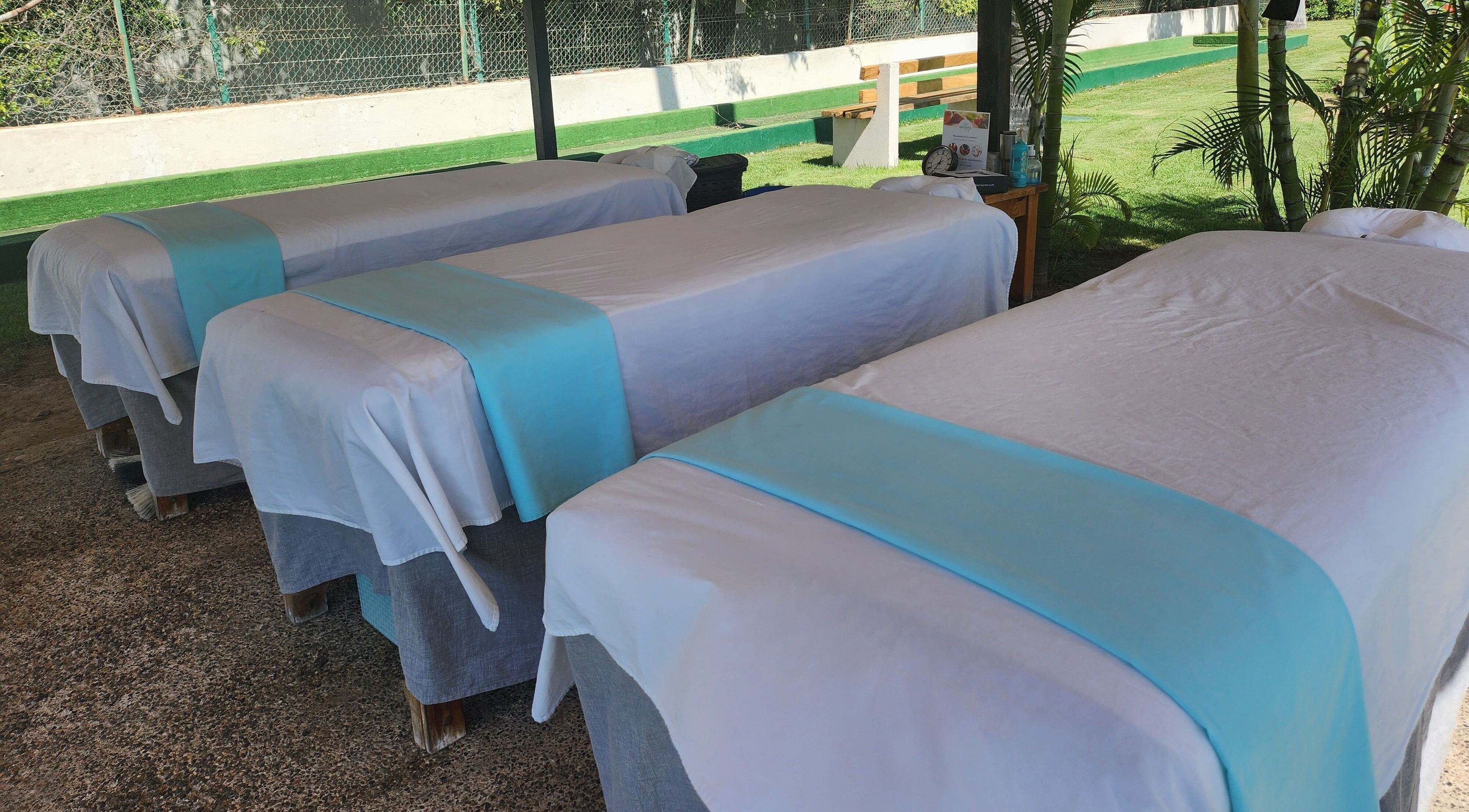 Camas de masaje al aire libre en Masaha Marina Fiesta, Bahia de Banderas, Nayarit, MX.