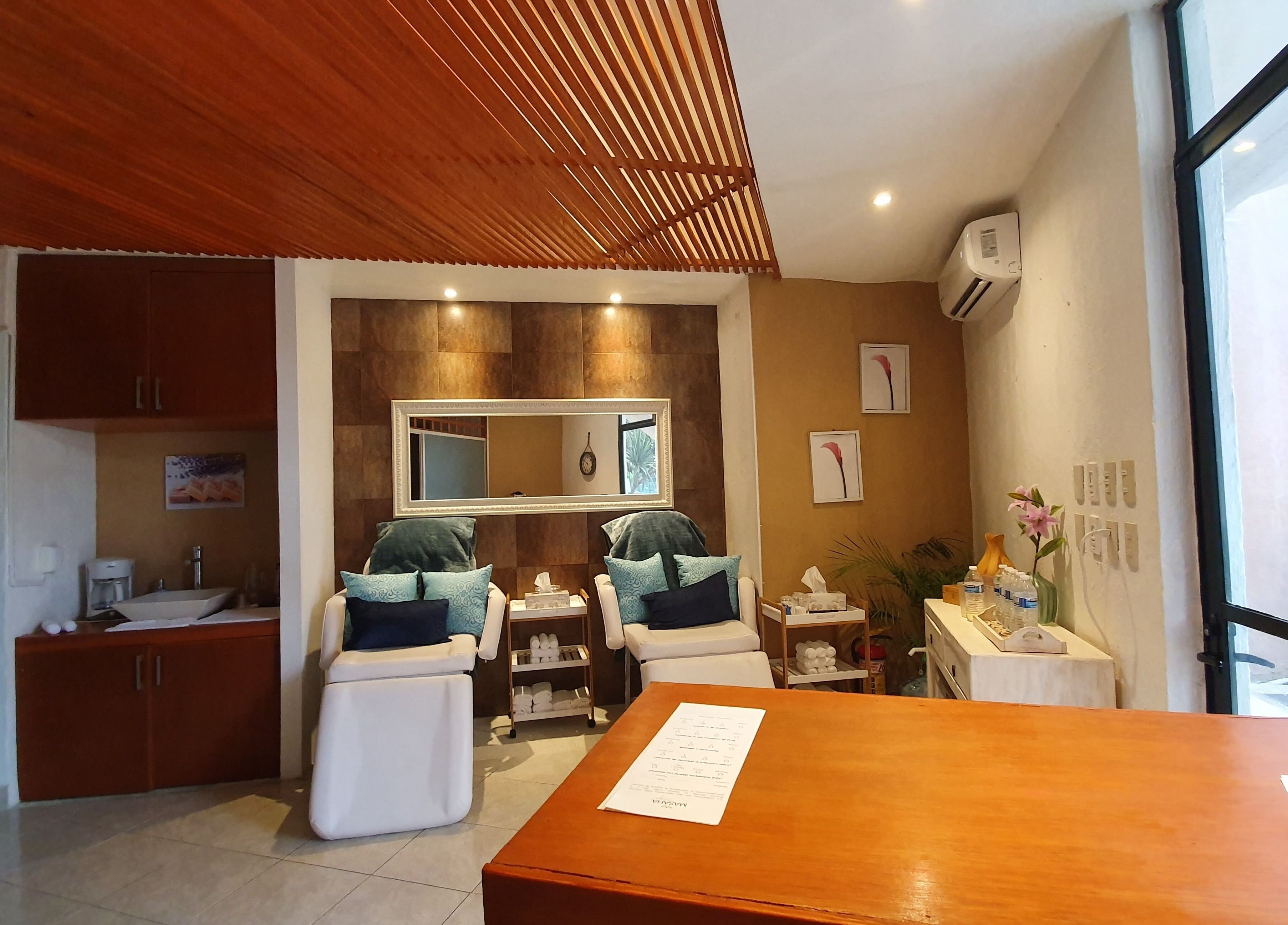 Interiores de spa en Masaha Marina Fiesta, Bahia de Banderas, Nayarit, MX. Ambiente relajante y acogedor.