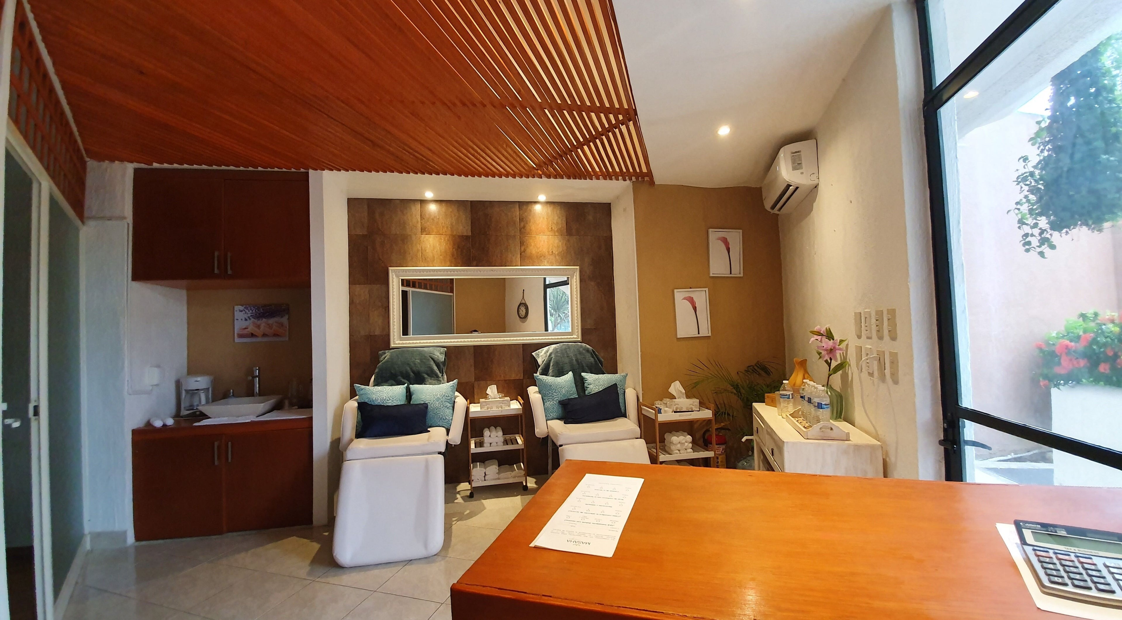 Interiores de spa en Masaha Marina Fiesta, Bahia de Banderas, Nayarit, MX. Ambiente relajante y acogedor.