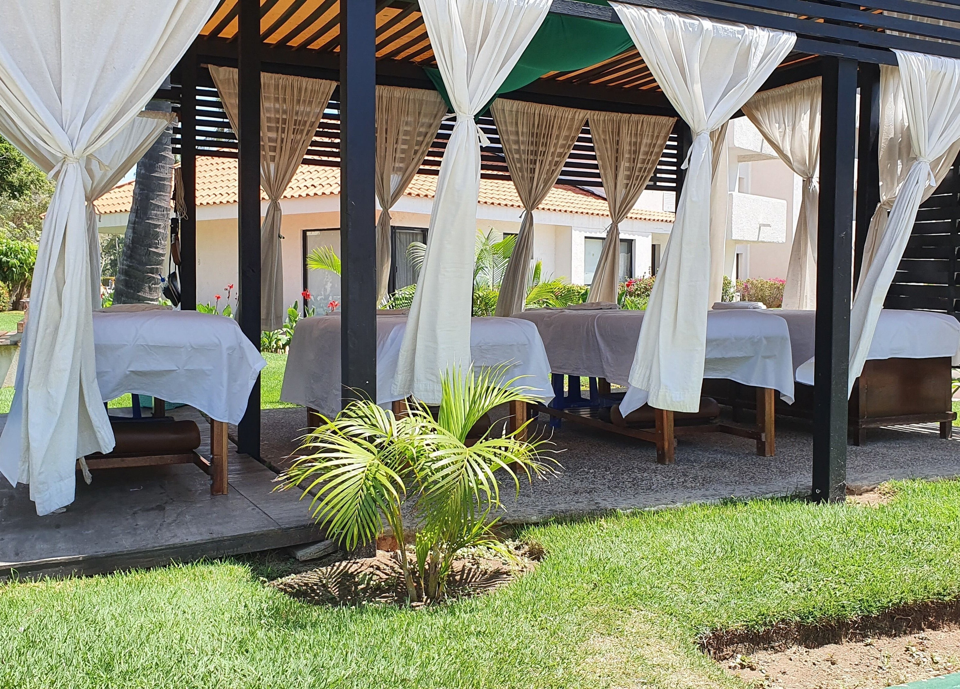 Elegantes cabinas de masaje en Masaha Marina Fiesta, Bahia de Banderas, Nayarit, MX, rodeadas de naturaleza.