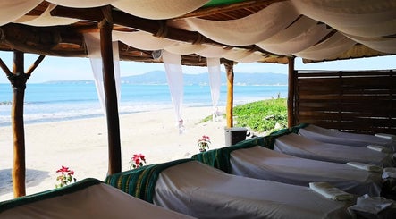 Vista al mar desde Masaha Bahia del Sol en Nuevo Nayarit, Nayarit, MX con camas de playa.