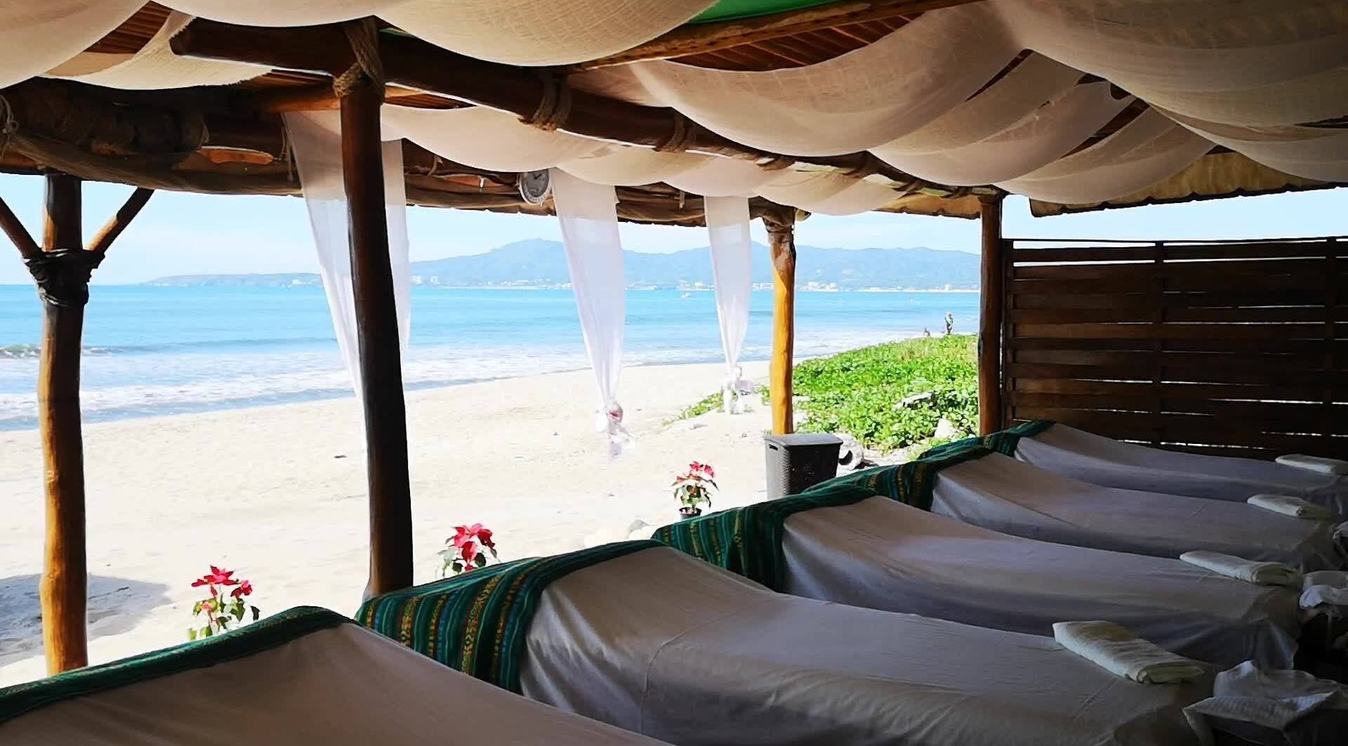 Vista al mar desde Masaha Bahia del Sol en Nuevo Nayarit, Nayarit, MX con camas de playa.