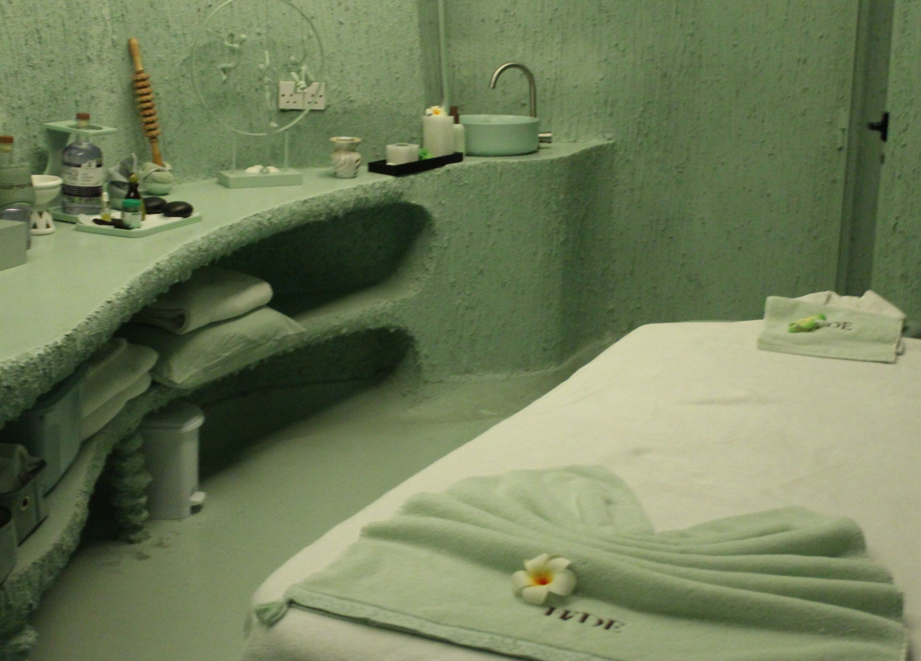 Relaxation room at Hide Beauty Center, Sharjah, AE with massage table and calming decor.