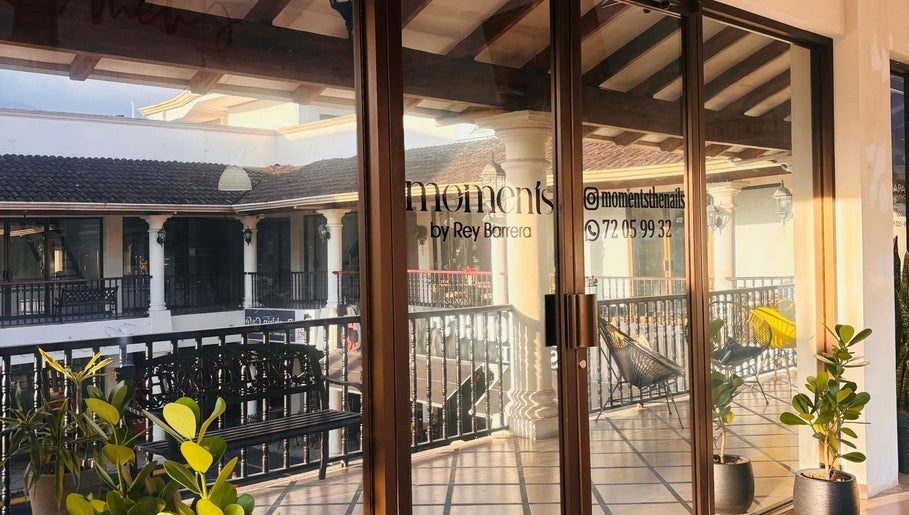 Entrada de Moments The Nails Place Escazu en San Rafael, San José, CR, con plantas y decoración moderna.