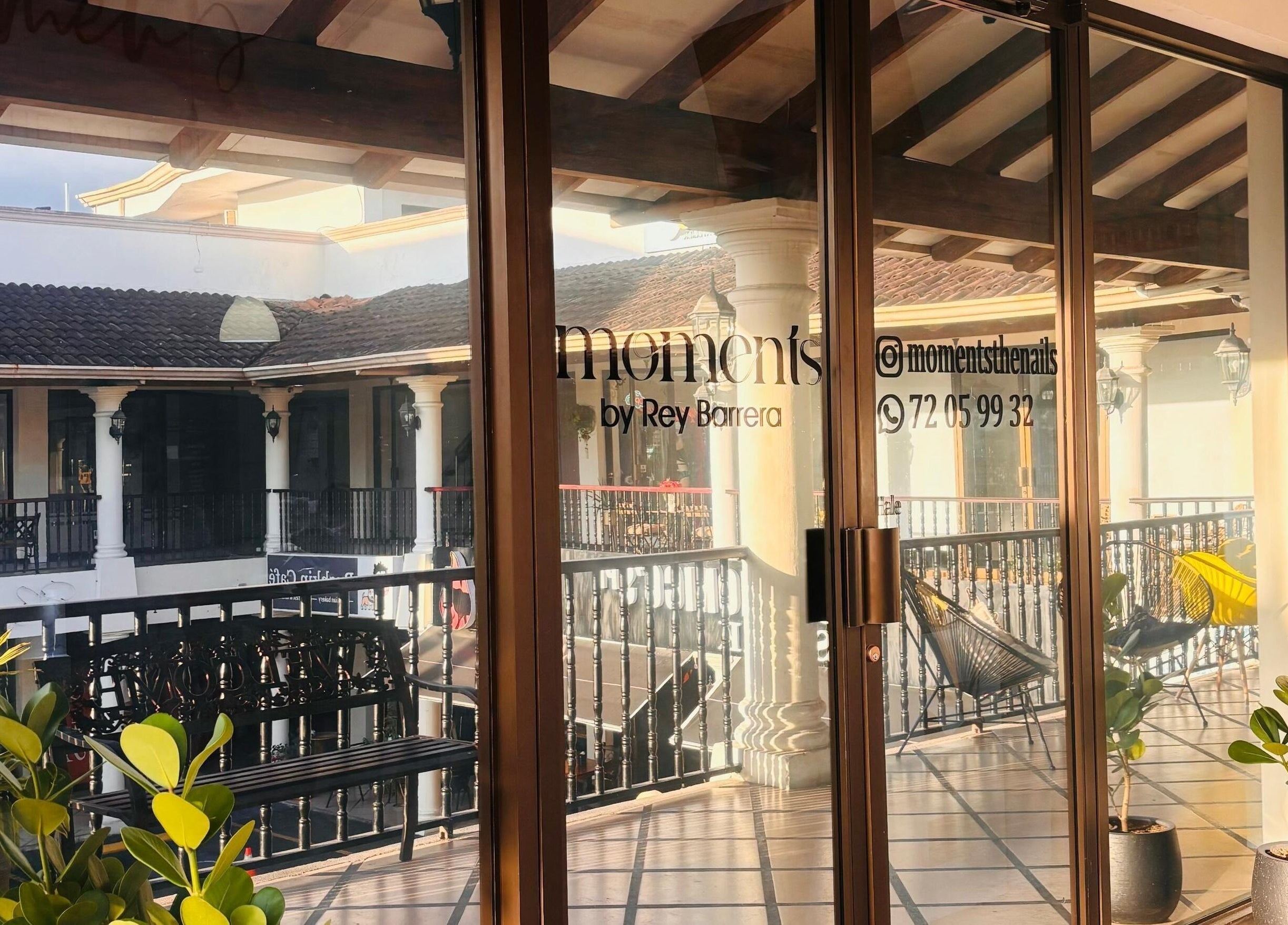 Entrada de Moments The Nails Place Escazu en San Rafael, San José, CR, con plantas y decoración moderna.