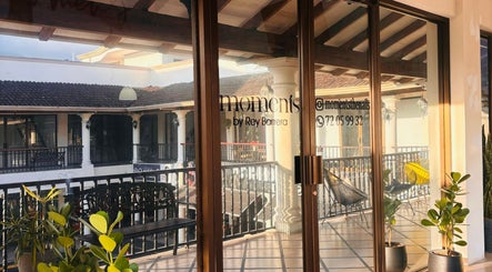 Entrada de Moments The Nails Place Escazu en San Rafael, San José, CR, con plantas y decoración moderna.