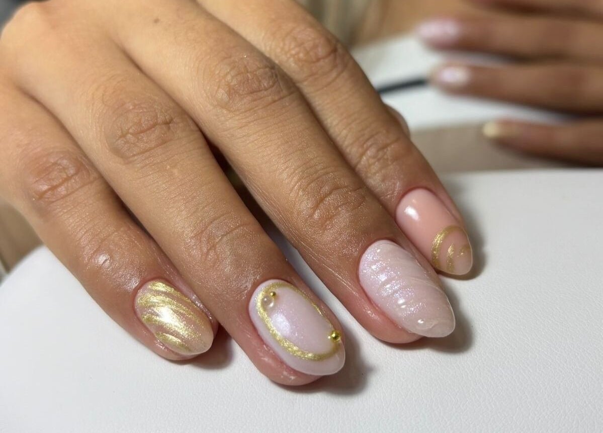 Diseño de uñas elegante en Moments The Nails Place Escazu, San Rafael, San José, CR, destaca por su estilo dorado.