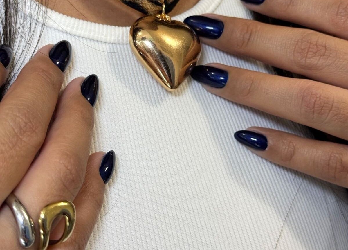 Uñas azules elegantes en Moments The Nails Place Escazu, San Rafael, San José, CR. Estilo moderno y sofisticado.