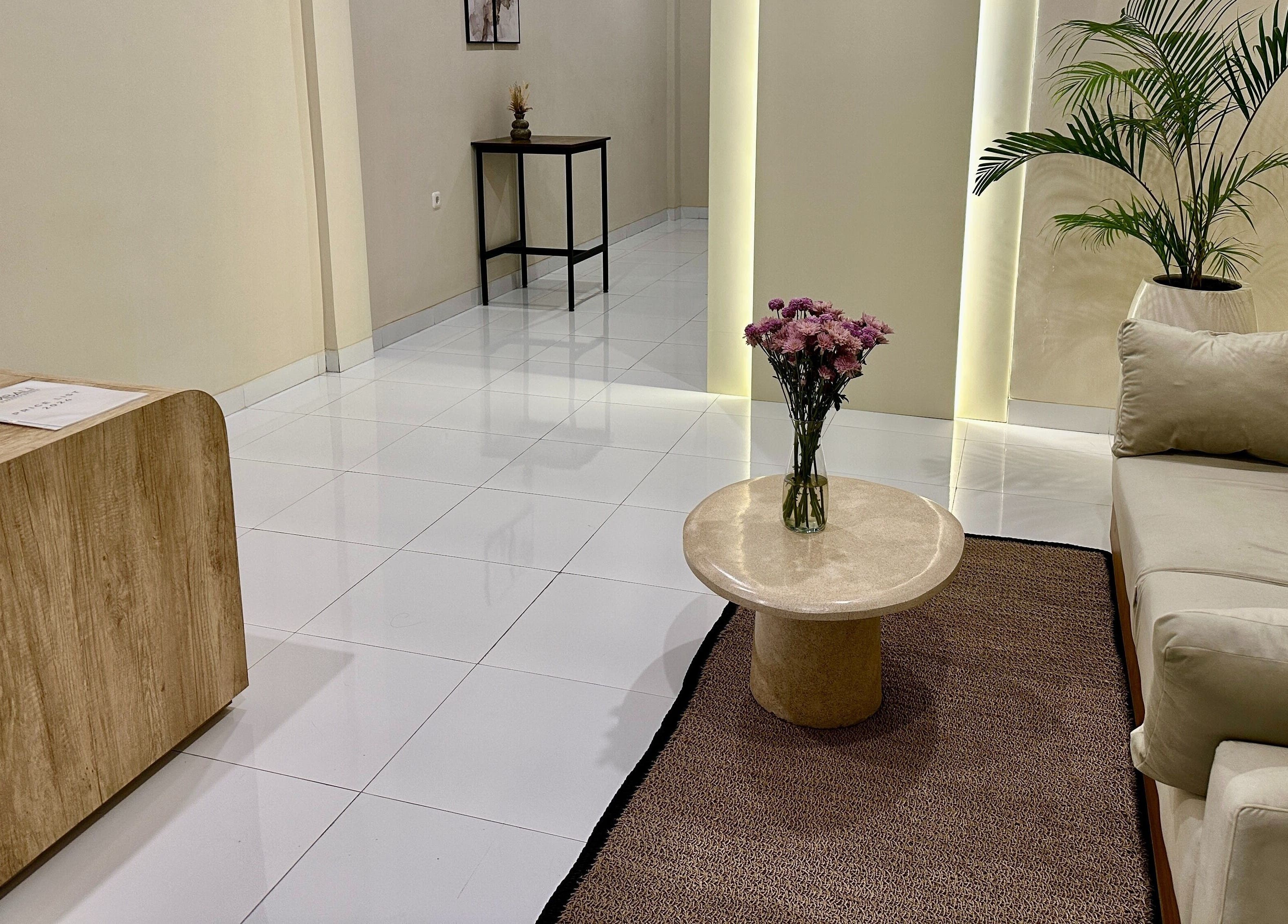 Relaxing lounge area at Kembali Nails & Beauty Studio, Kab. Badung, Bali, ID with modern decor and comfortable seating.