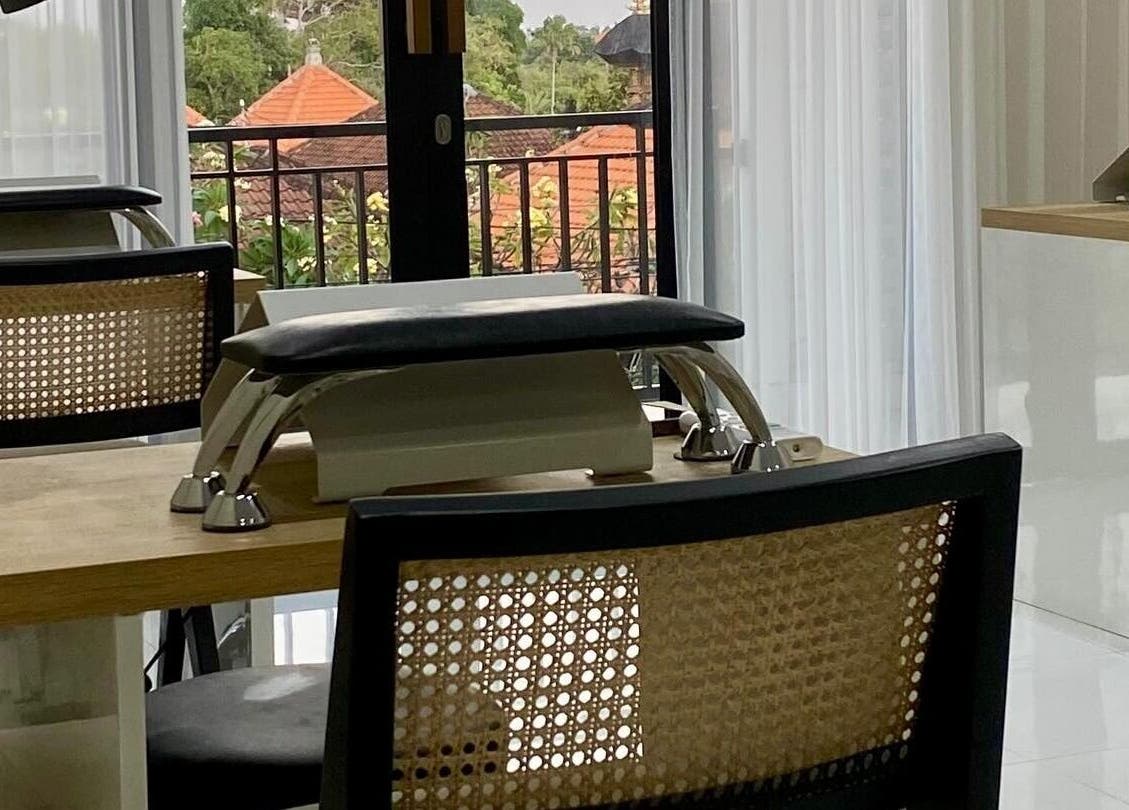 Kembali Nails & Beauty Studio offers tranquil nail care in Kab. Badung, Bali, ID, with scenic views and cozy seating.