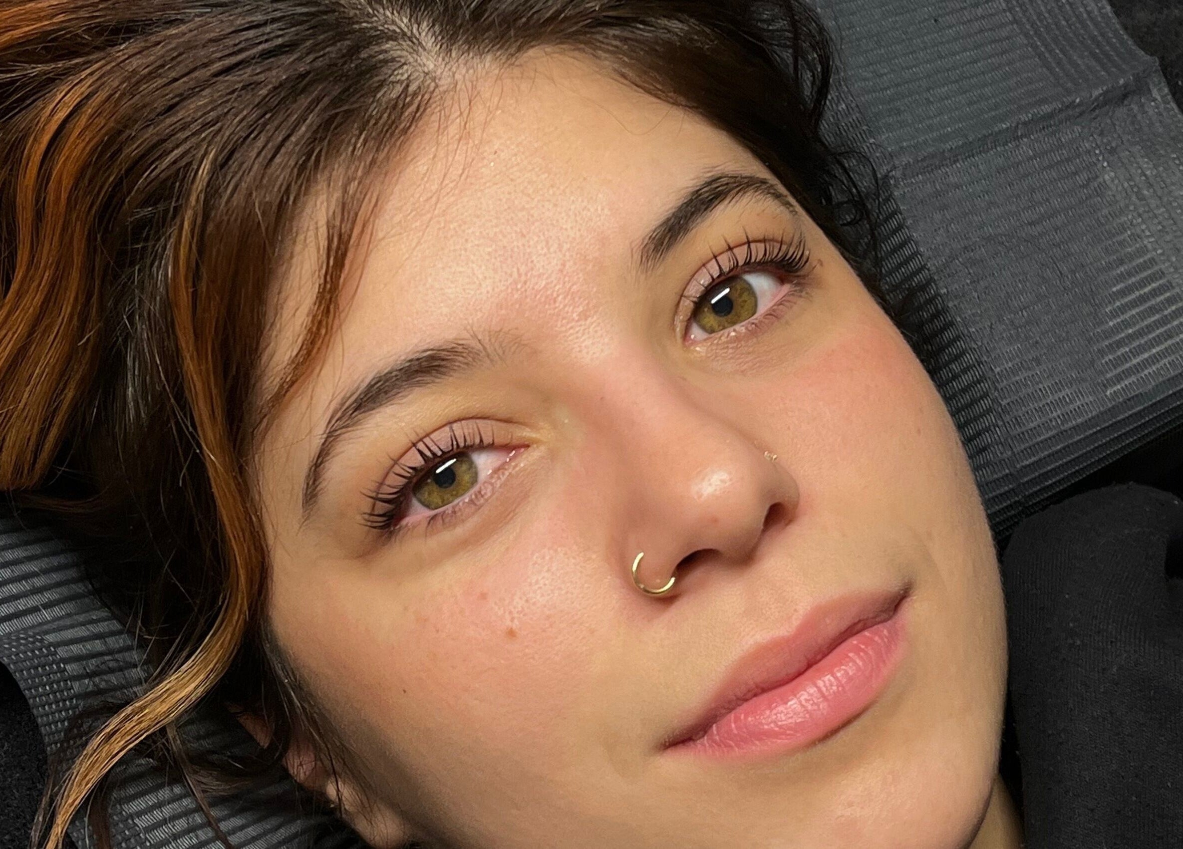 Femme avec cils rehaussés à Espace Cils +, Boucherville, Québec, CA.