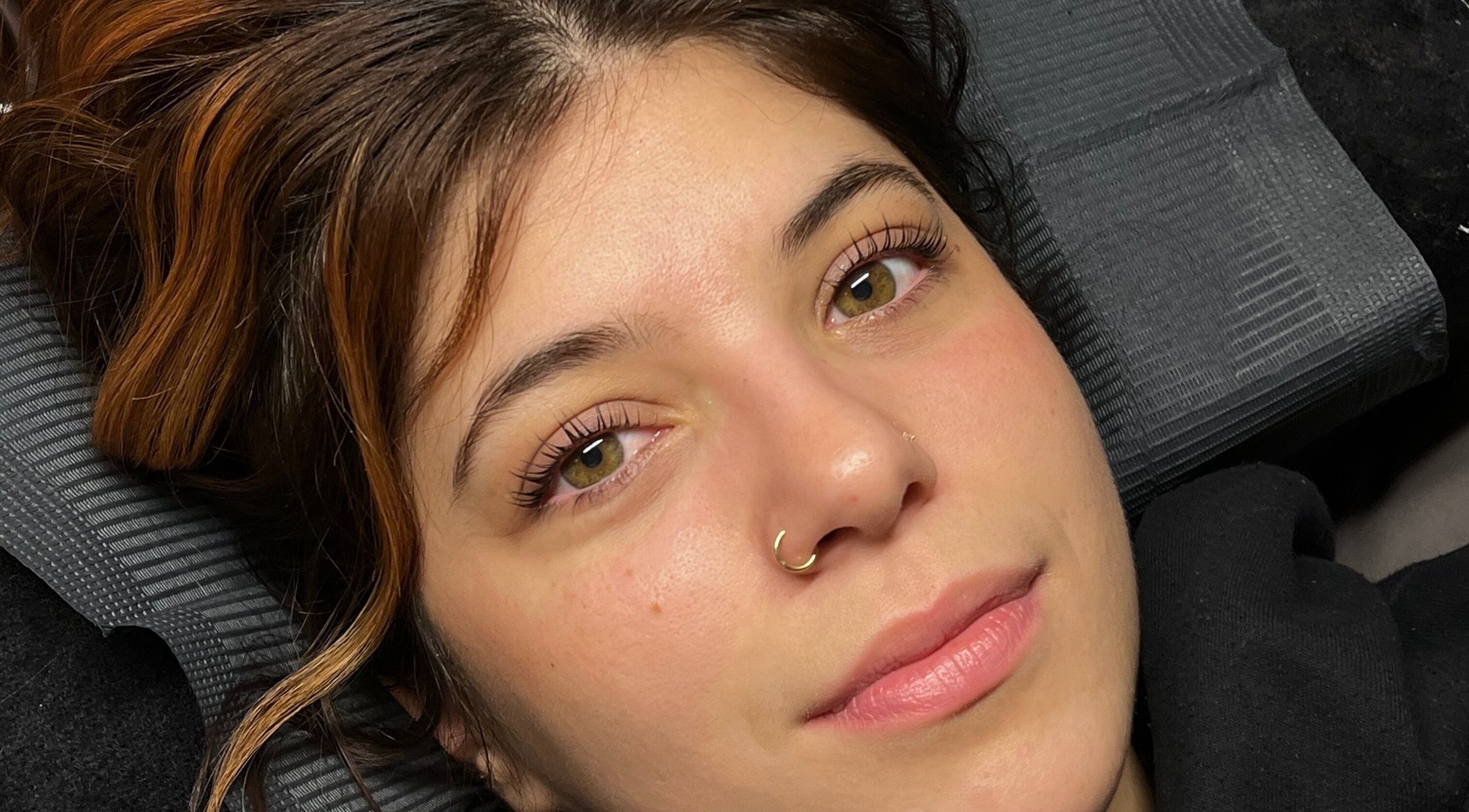 Femme avec cils rehaussés à Espace Cils +, Boucherville, Québec, CA.