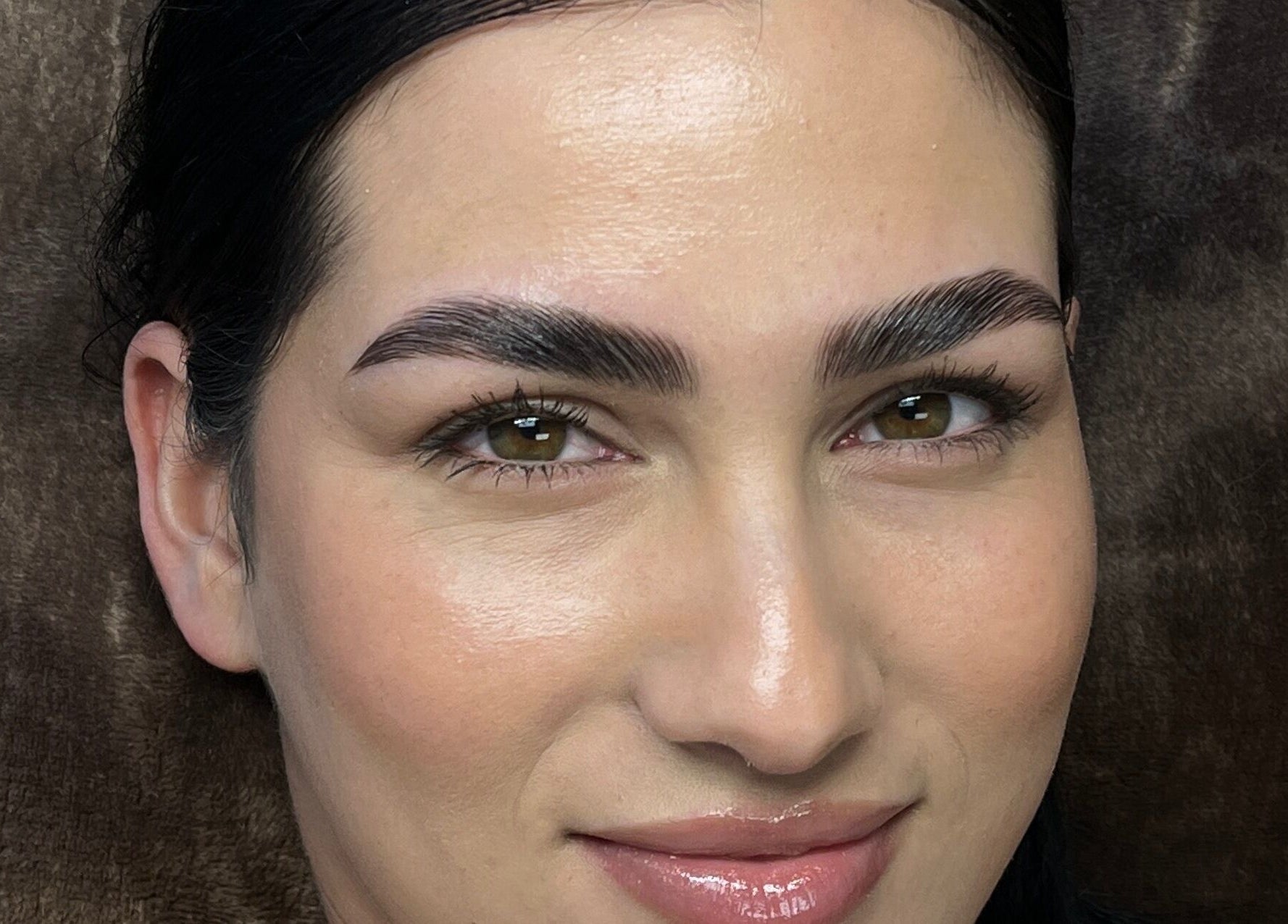 Femme avec sourcils soignés chez Espace Cils +, Boucherville, Québec, CA.