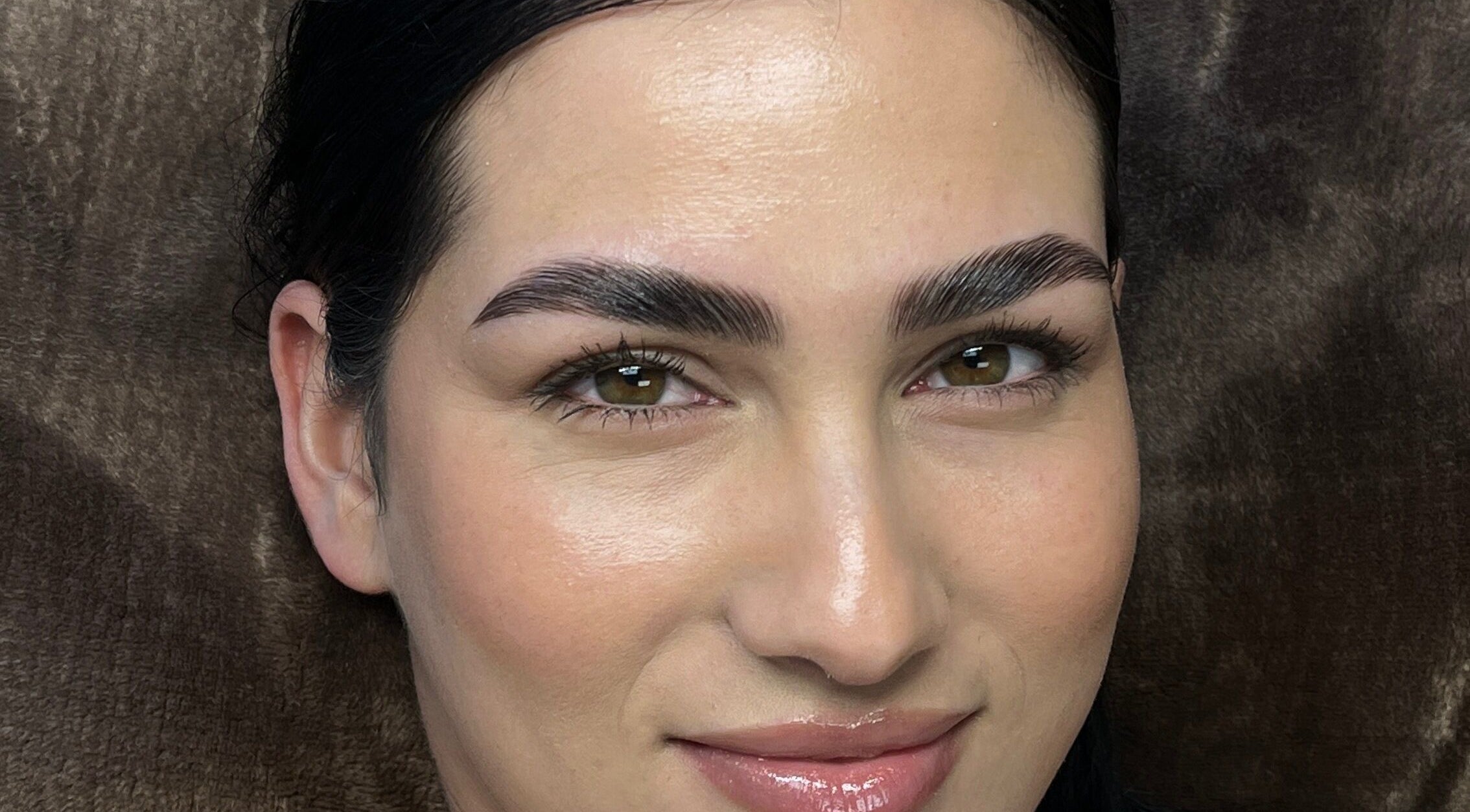 Femme avec sourcils soignés chez Espace Cils +, Boucherville, Québec, CA.