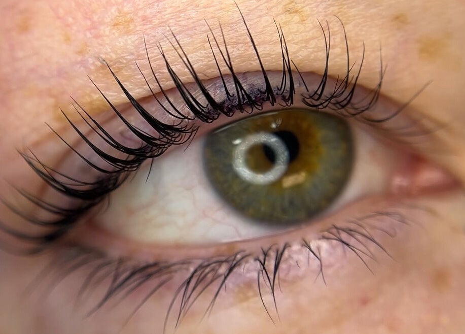 Extensions de cils naturelles à Espace Cils +, Boucherville, Québec, CA. Beauté et finesse en gros plan.