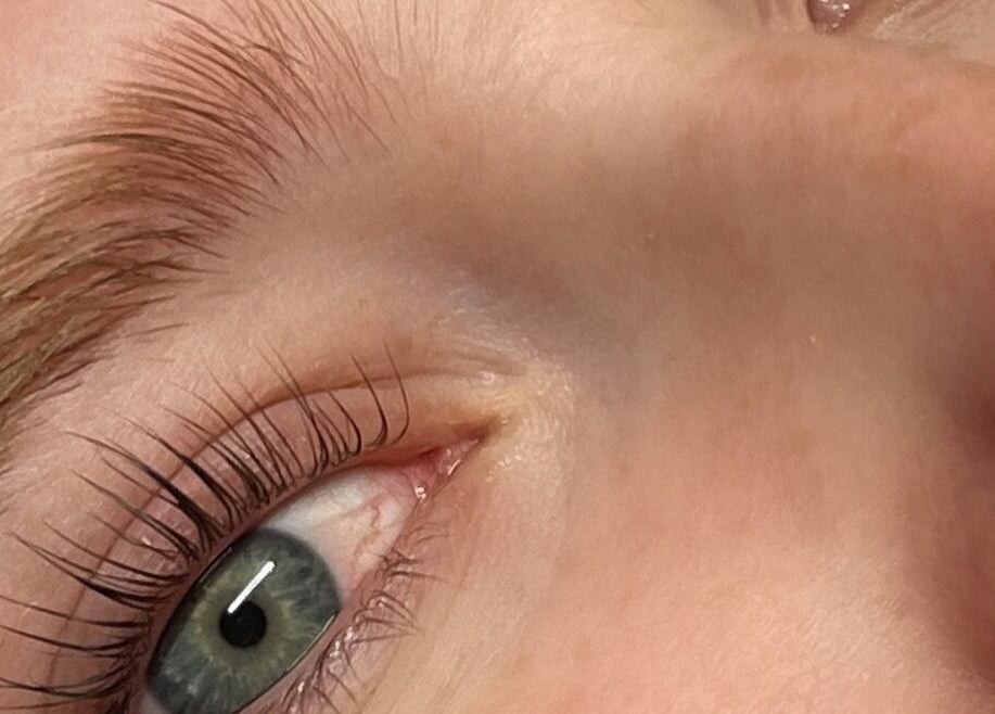 Extension de cils élégantes à Espace Cils +, Boucherville, Québec, CA. Beauté naturelle et sophistiquée.