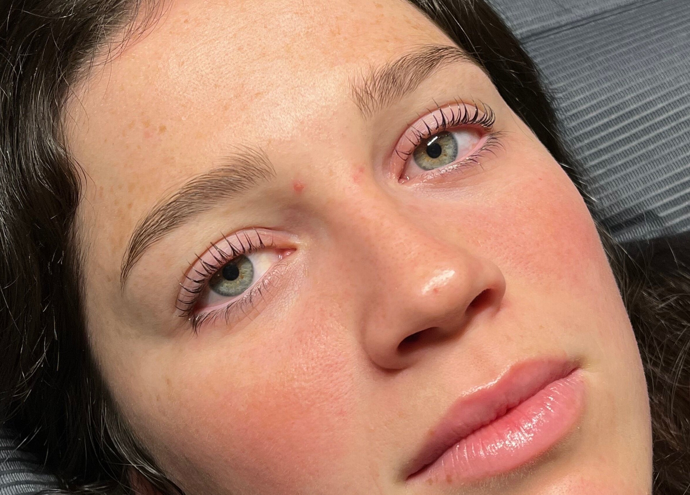 Gros plan sur des cils magnifiquement accentués à Espace Cils +, Boucherville, Québec, CA.