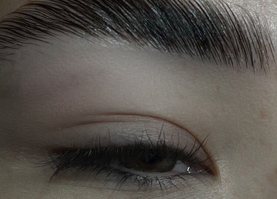 Sourcil magnifiquement structuré à Espace Cils +, Boucherville, Québec, CA, pour une mise en beauté ultime.