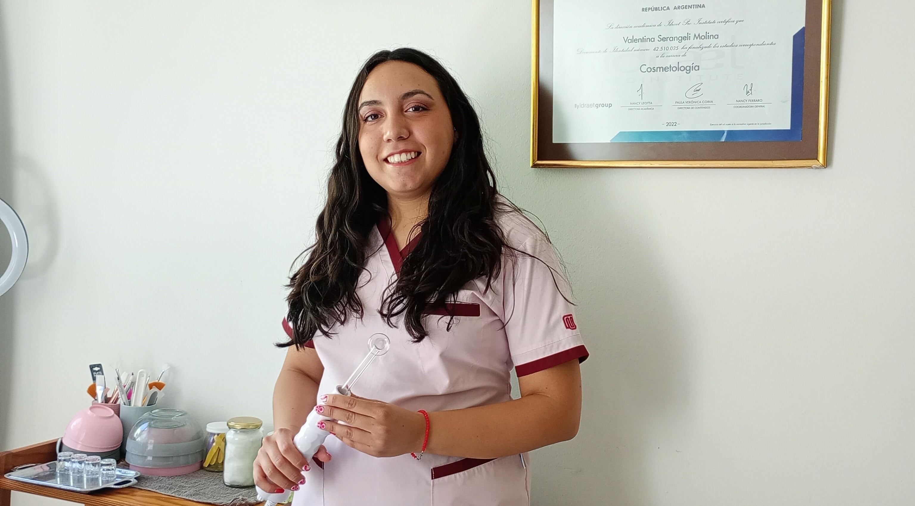 Profesional de belleza en Ramé Beauty & Relax, Godoy Cruz, Mendoza, AR, con diploma en cosmética.