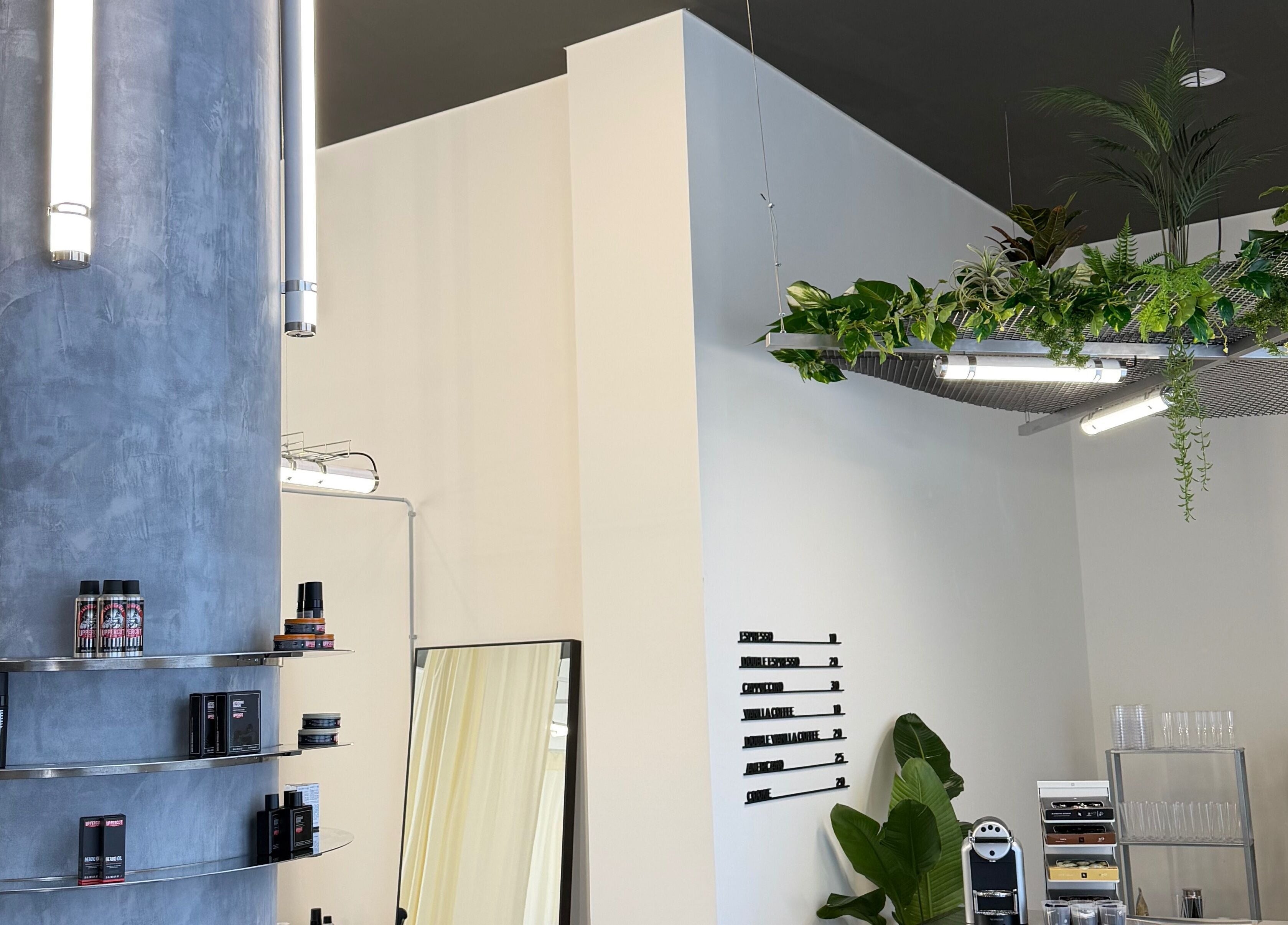 Interior moderno de Nuno’s Lab Aveiro em Aveiro, PT, com plantas suspensas e decoração contemporânea.
