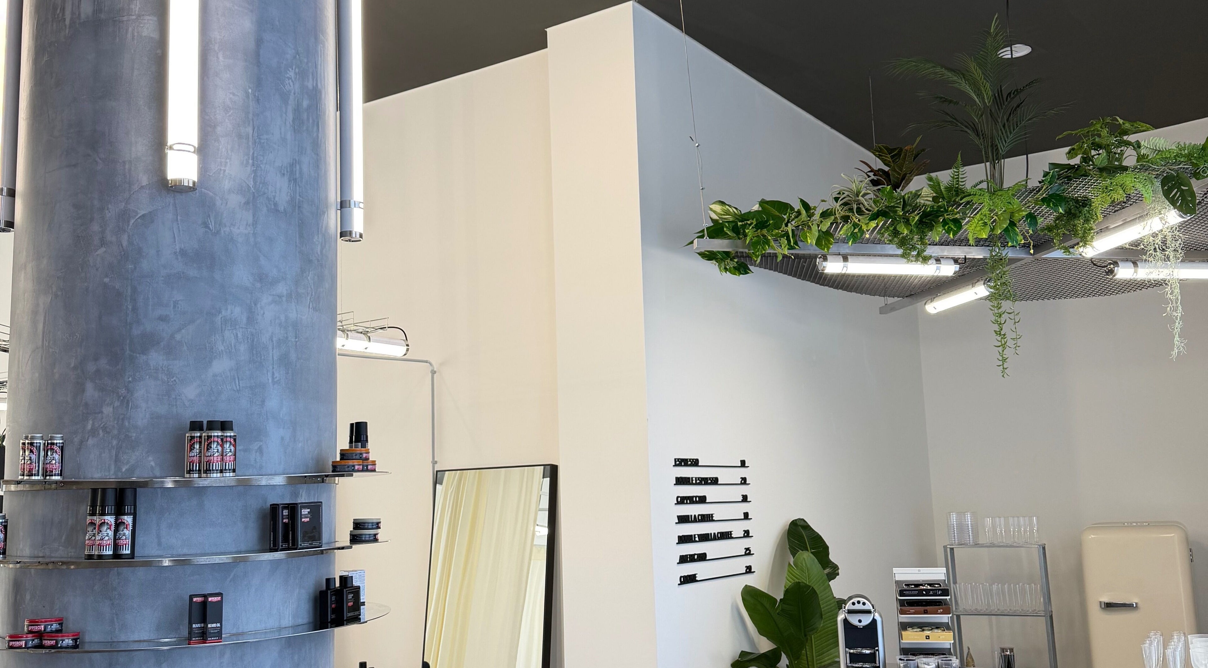Interior moderno de Nuno’s Lab Aveiro em Aveiro, PT, com plantas suspensas e decoração contemporânea.
