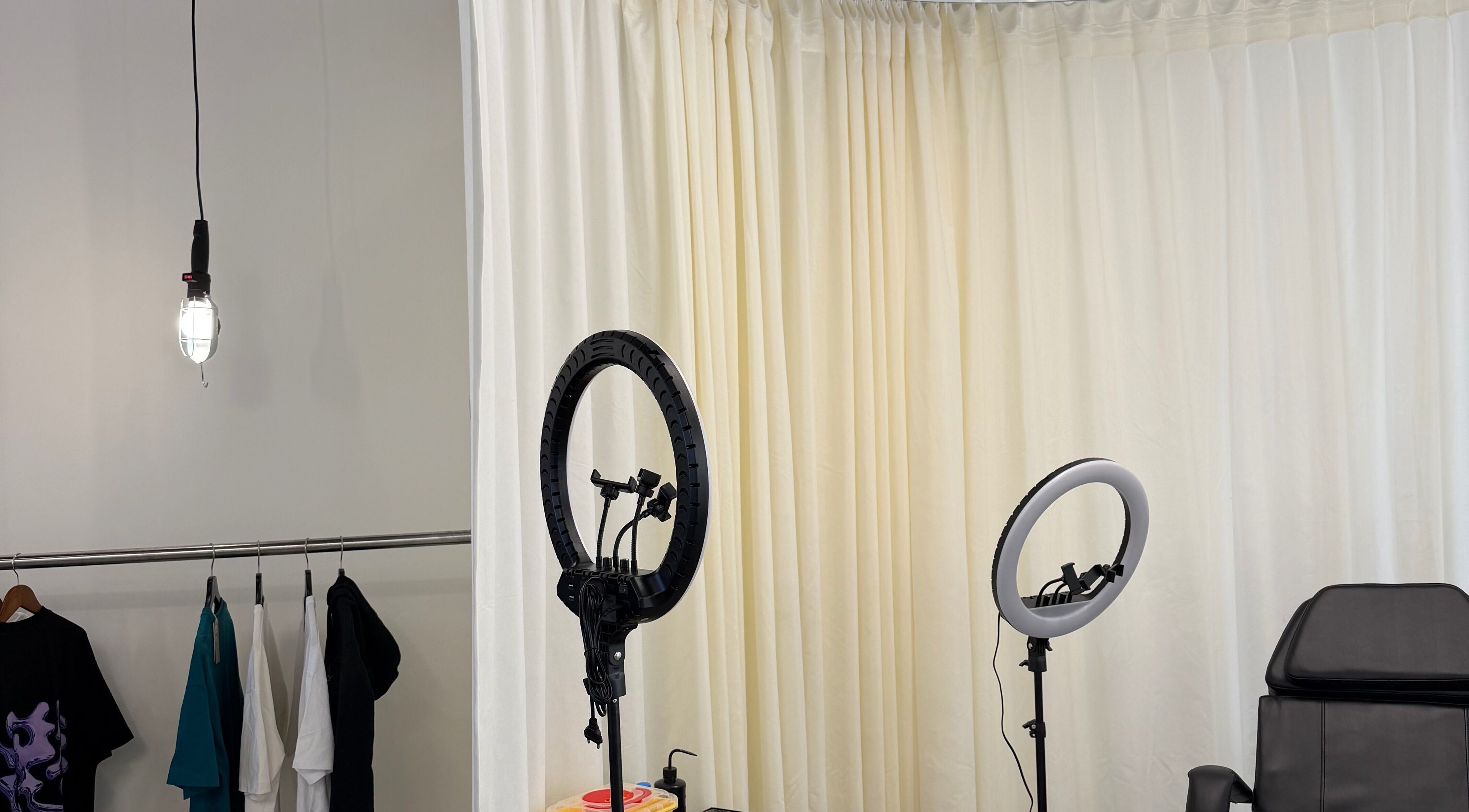 Sala de estúdio iluminada em Nuno’s Lab Aveiro, Aveiro, PT com equipamentos de fotografia.