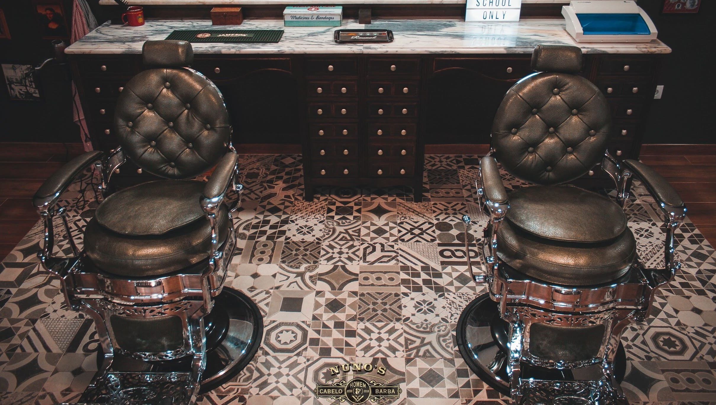 Cadeiras de barbeiro vintage no Nuno’s Lab Nogueira do Cravo, Nogueira Do Cravo, Aveiro, PT.